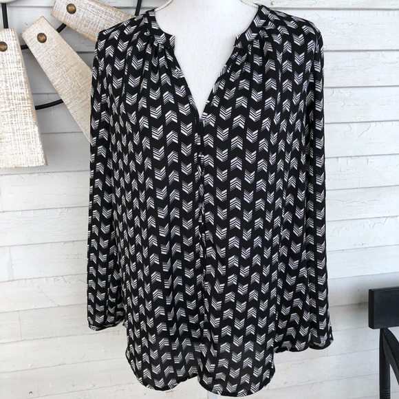 Pleione Tops - Black & White Arrows Career V Neck Blouse